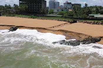 මිලියන 120ක් වැය කර ගල්කිස්ස වෙරළ තීරයේ පිරවූ වැලි මහ මුහුදට