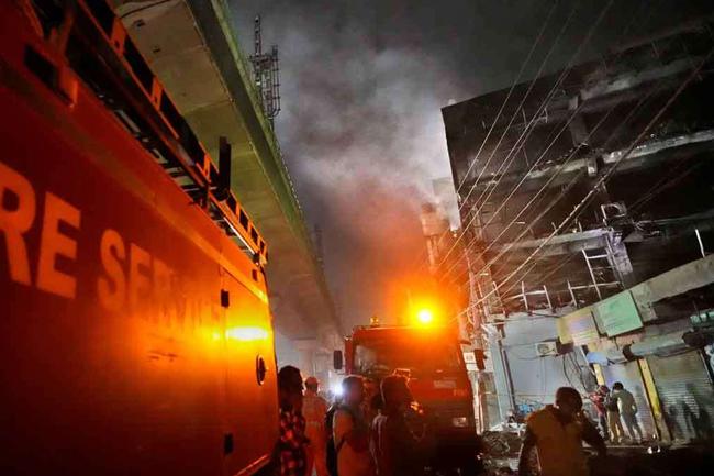 ඉන්දියාවේ රාත්රී සමාජ ශාලාවක ගින්නක් - 23ක් මරුට