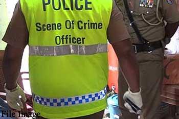 ලේ පැල්ලම් සහිතව මියගිය අයෙකුගේ සිරුරක් පාළු නිවසක් තුළ
