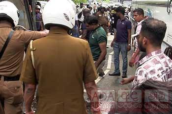 පාසල් වෑන් රථයක් හා බසයක් මුහුණට මුහුණ ගැටෙයි - සිසුන් 17ක් රෝහලට