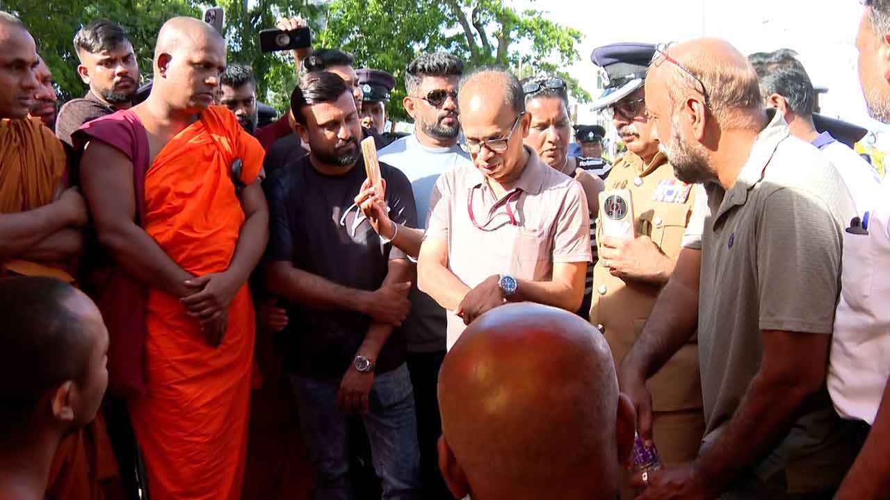 විහාරමහාදේවි උද්යානයේ බෞද්ධ කොඩි සහ පුවරු ඉවත් කිරීමට යාමෙන් උණුසුම් තත්ත්වයක්