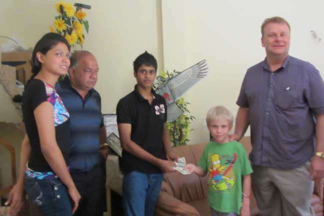 තිළිණගේ අවංකකමින් දෙවරක් විශ්මයට පත්වූ ටයිටන් අනතුරෙන් සැඟවී ගිය බිලියනපතියා