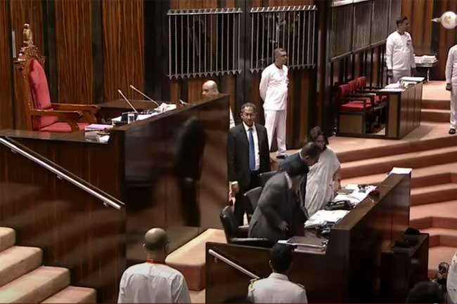 ජනපතිවරුන්ගේ හිමිකම් ඉවත් කිරීමේ පනත් කෙටුම්පත වැඩි ඡන්දයෙන් සම්මතයි
