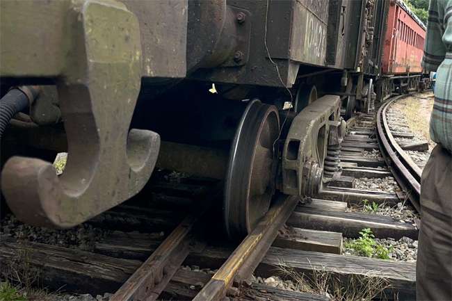 උඩරට දුම්රිය මාර්ගයේ පීලි පැනීමක්