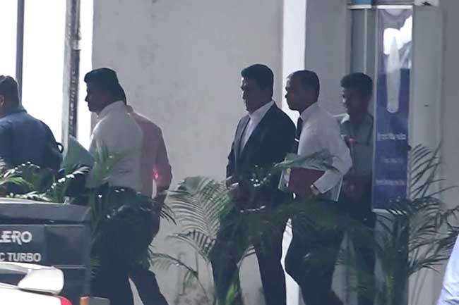 ජොන්ස්ටන් සහ බාල පුතු අධිකරණයට