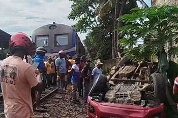 පයාගලදී කැබ් රථයක් දුම්රියේ ගැටෙයි