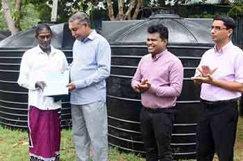 වවුනියාවේ අඩු ආදායම්ලාභී පවුල් වෙත වැසි ජල ටැංකි