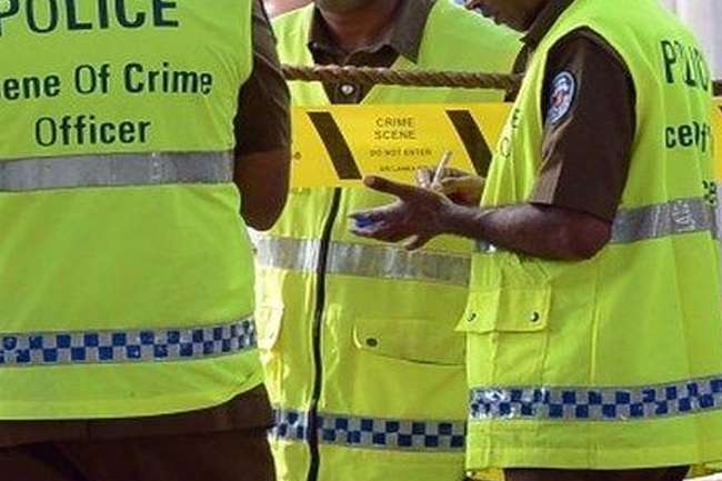 තෙල්දෙණියේ මෝටර් රථයක් තුළ කාන්තා මළ සිරුරක්