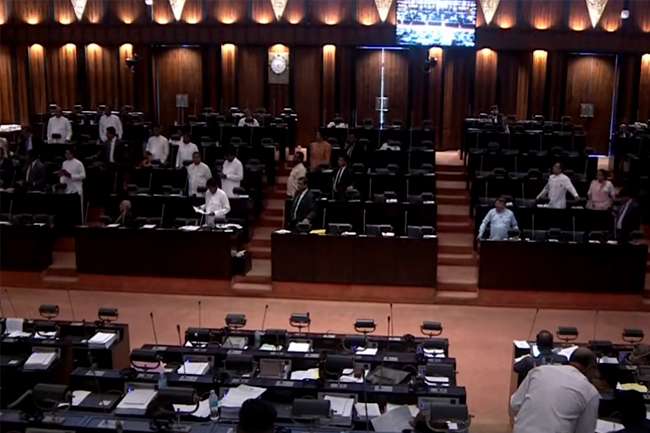 පාර්ලිමේන්තුවේ උණුසුම් තත්ත්වයක්
