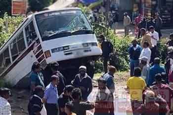 තලගල ඔයට බස්රථයක් පෙරළෙයි