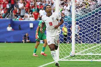 එංගලන්තය අවසන් පූර්ව වටයට සුදුසුකම් ලබයි