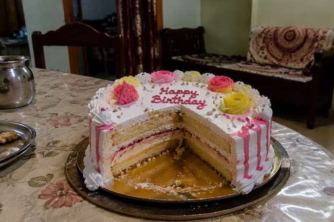 උපන්දින කේක් ගෙඩිය 11දෙනෙකු රෝහල් ගත කරයි