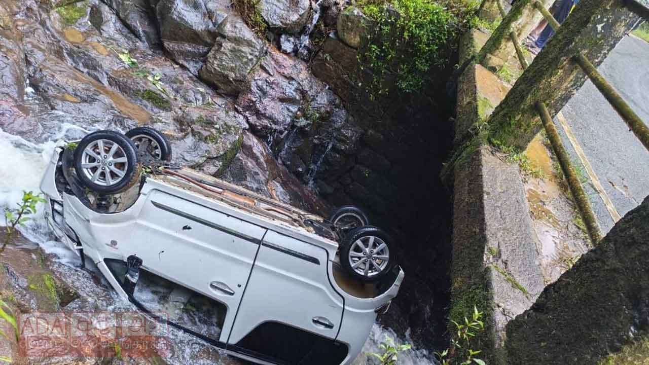 අවාරයේ සිරිපා කරුණා කරන්න ගිය පිරිසක් රැගත් මෝටර් රථය මෝහිනී ඇළට පෙරළෙයි