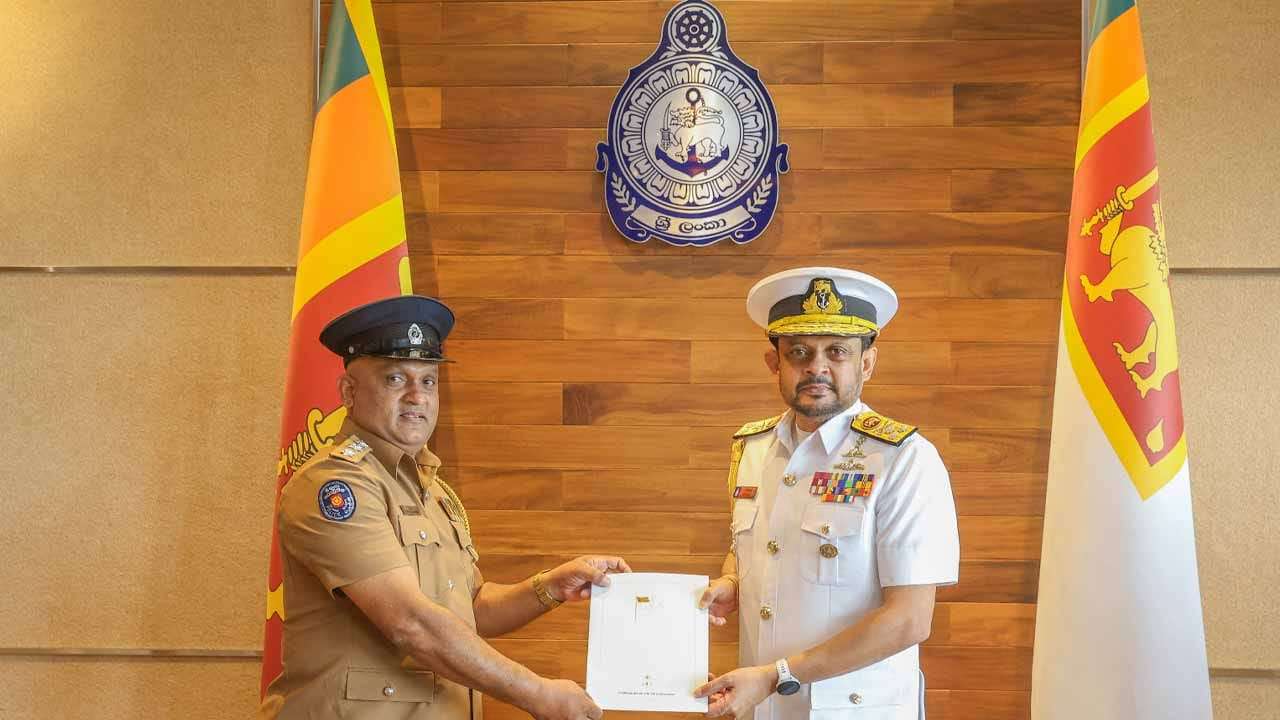අඟුලාන මුහුදේ නාවිකයින් දිවි බේරාගැනීමට කැපවූ පොලිස් නිලධාරීන් අගයයි