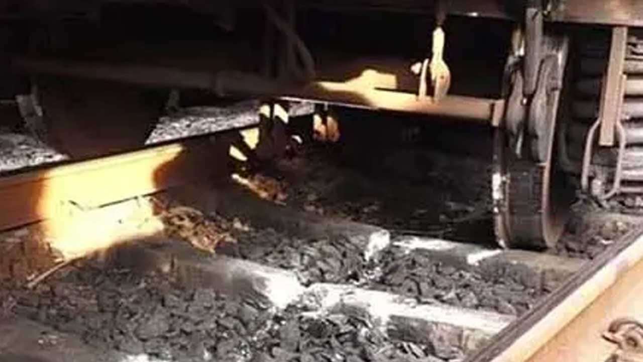 පොතුහැරදී දුම්රියක් පීලි පනී - උතුරු දුම්රිය මාර්ගයේ ධාවනයට බාධා