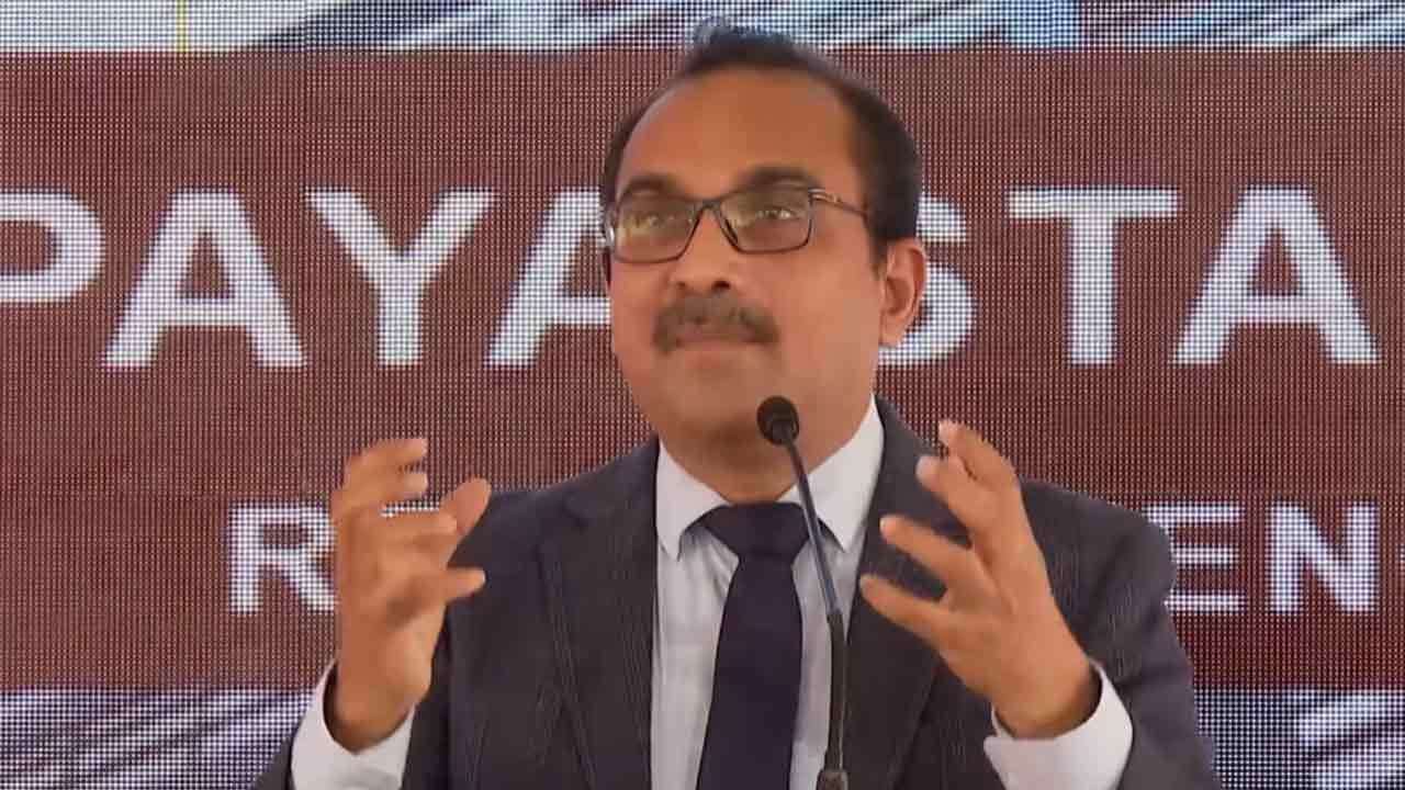 රාජ්‍ය සේවකයින් සාම්ප්‍රදායික මානසිකත්වයෙන් මිදිය යුතු බව ඇමති බිමල් කියයි