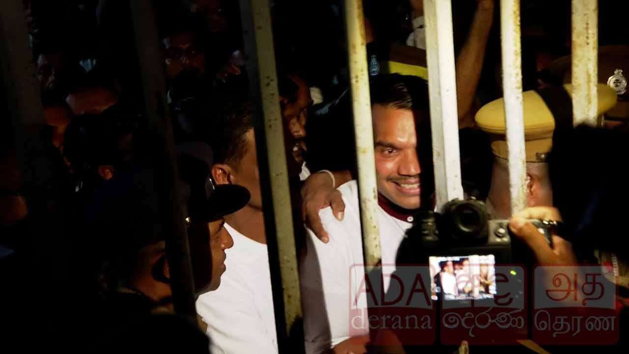 නාමල් රාජපක්ෂ බන්ධනාගාරයට රැගෙන යයි