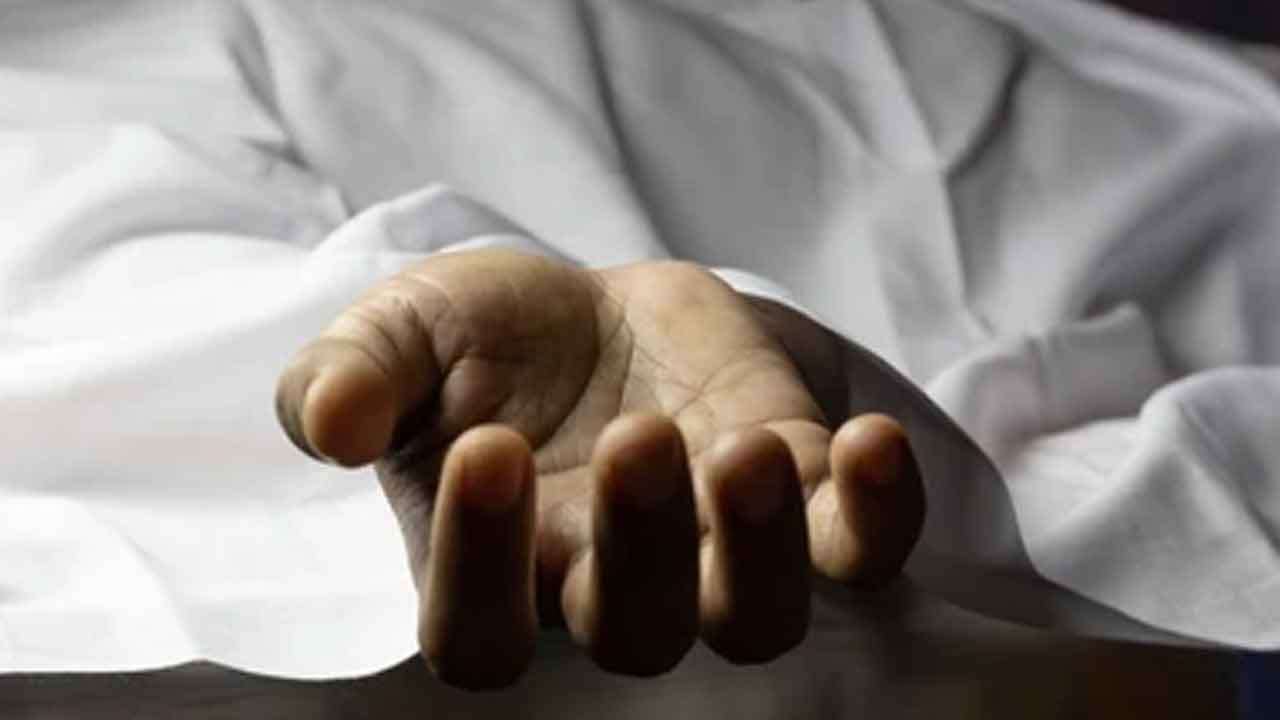 ගවයෙකු බේරීමට ගිය ට්‍රැක්ටරයක් වැවට පෙරළී තරුණයෙකු මරුට