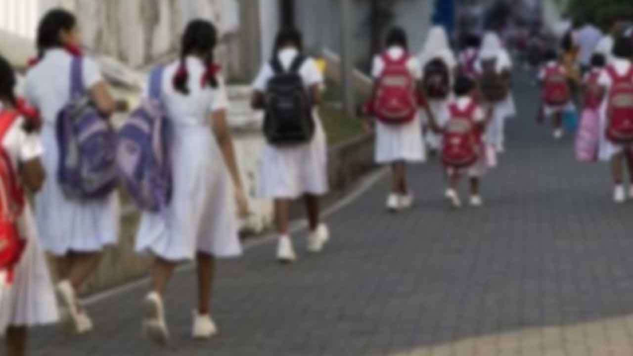 නව පාසල් වාරය අදින් ඇරඹේ