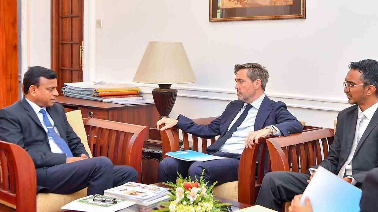 එක්සත් ජාතීන්ගේ සංවිධානයේ නියෝජිතයින් පිරිසක් සහ ජනාධිපති කාර්ය මණ්ඩල ප්‍රධානී අතර හමුවක්