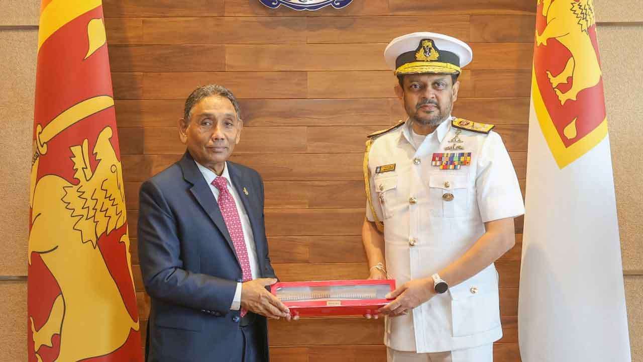 මෙරට මාලදිවයින් ජනරජ මහකොමසාරිස් හා නාවික හමුදාපති අතර හමුවක්
