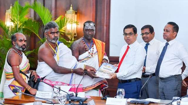 ශ්‍රී ලංකා කඳුරට හින්දු පූජකවරු පිරිසක් සහ ජනපති ලේකම් අතර හමුවක්