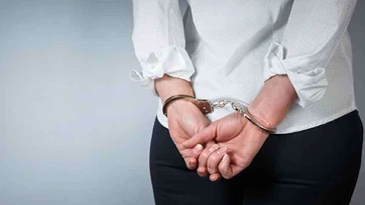 ගල්කිස්සේ නිවාස සංකීර්ණයක සිදුකළ වැටලීමකින් කාන්තාවන් දෙදෙනෙකු ඇතුළු 5ක් අත්අඩංගුවට