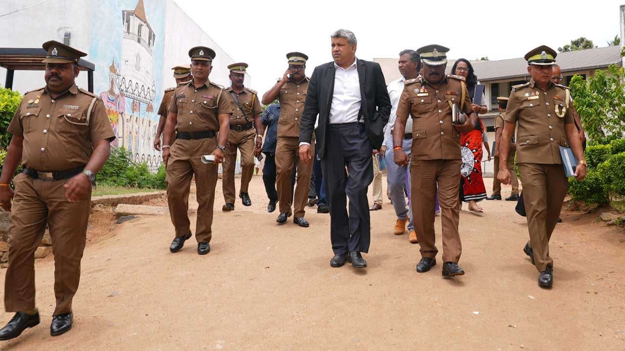 ඉදිරි අයවැයෙන් බන්ධනාගාර නිලධාරීන්ගේ වැටුප් වැඩිකිරීමට අවධානය