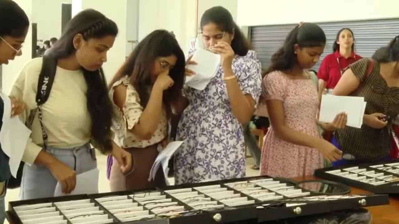 සරසවි සිසුන්ට නොමිලේ ඇස් කණ්ණාඩි  ලබාදීමේ වැඩසටහන ඇරඹේ 