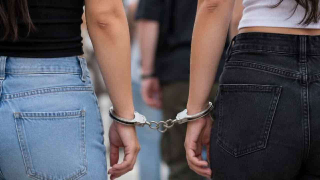 නිවාස සාදා දෙන බව පවසා මුදල් වංචා කළ  කාන්තාවන් දෙදෙනෙකු කොටුවෙයි