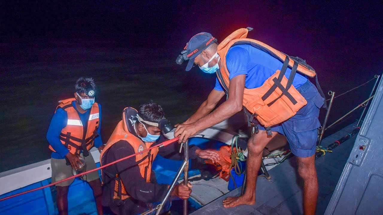 ආපදාවට පත් ධීවර යාත්‍රාවක සිටි ධීවරයින් දෙදෙනෙකු නාවික හමුදාව මුදා ගනියි