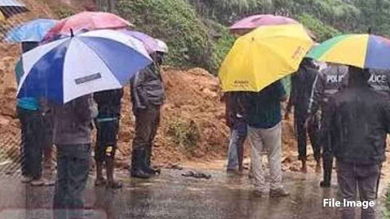 හැටන් - කොළඹ ප්‍රධාන මාර්ගයට කුයිල්වත්තෙන් පස් කන්දක් කඩාවැටෙයි