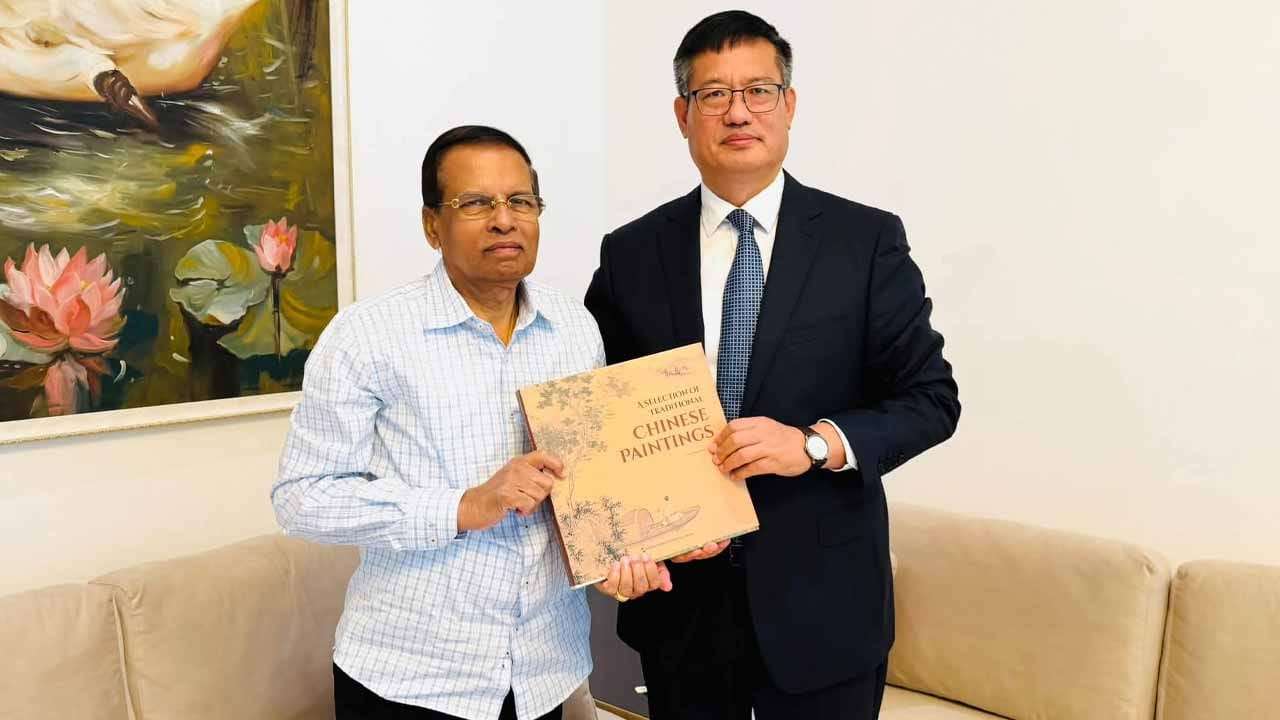 මෙරට නව චීන තානාපති සහ හිටපු ජනපති මෛත්‍රී අතර හමුවක්