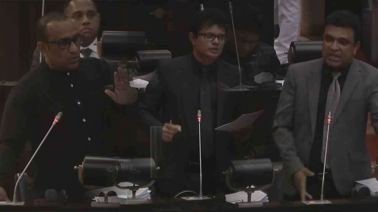 22ට විරෝධය පළ කරමින් සජබ මන්ත්‍රීවරු කළු ඇඳුමින් පාර්ලිමේන්තුවට