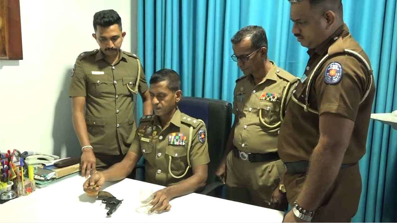 රිවෝල්වරයක් සහ උණ්ඩ 2ක් සමග පුද්ගලයෙකු අත්අඩංගුවට