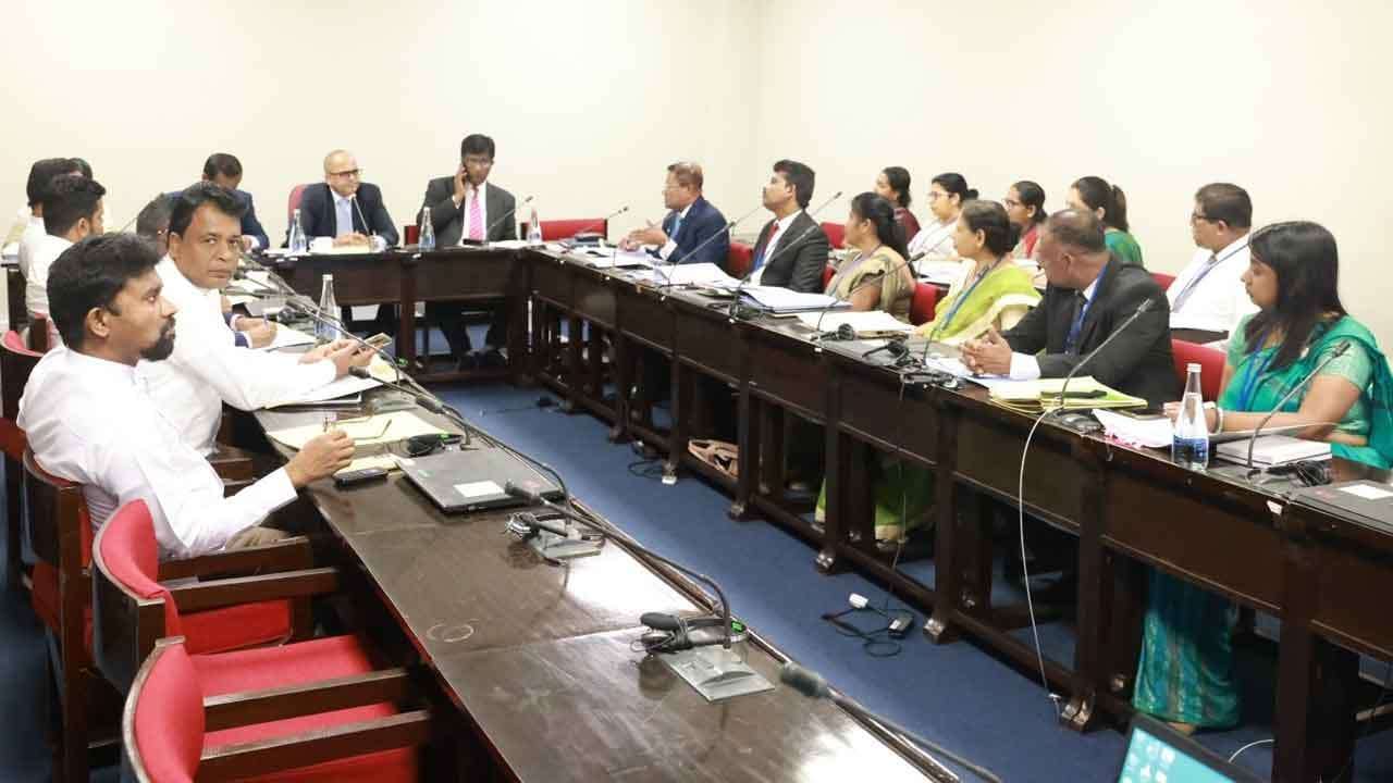 අංක තහඩු හා රියදුරු බලපත්‍ර නිකුත් කිරීමේ ප්‍රමාදය ගැන විමර්ශනයක්