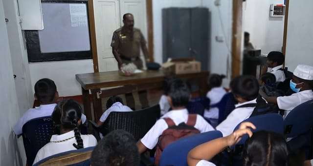 අඳුරට ගිය ළමා ජීවිත රැසකට නැවත එළිය දුන්  ග්‍රෑන්ඩ්පාස් පොලීසියේ අපූරු වැඩපිළිවෙළක්