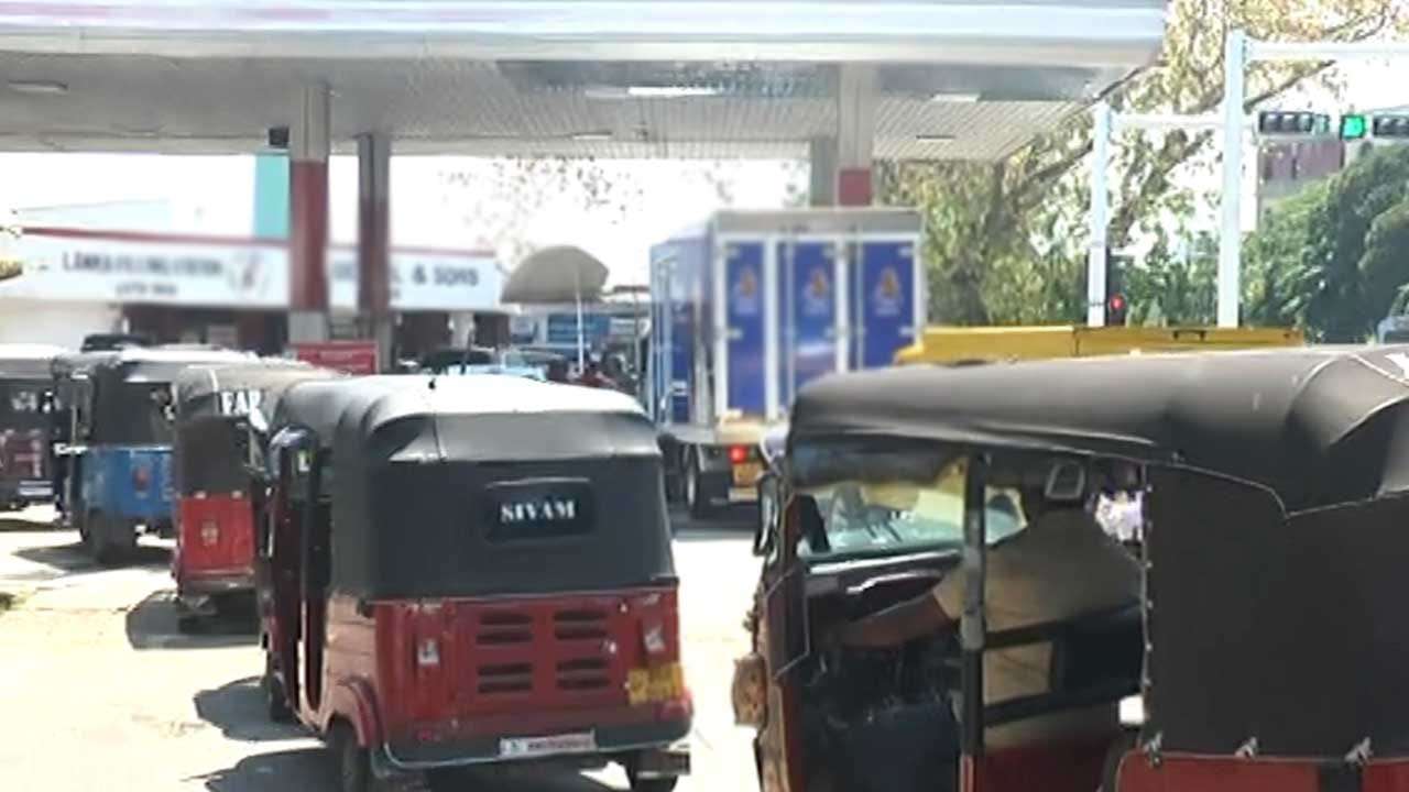 ඉන්ධන ගැටලුව ආණ්ඩුව කඩිනමින් විසඳිය යුතුයි -  ඛනිජ තෙල් බෙදුම්කරුවෝ