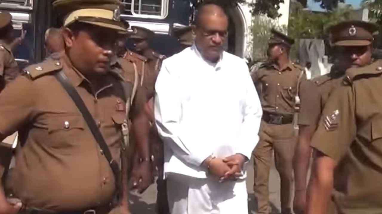 ඥානසාර හිමිගේ සිවුර ඉවත් කිරීම ගැන අධිකරණයේත් සංවාද