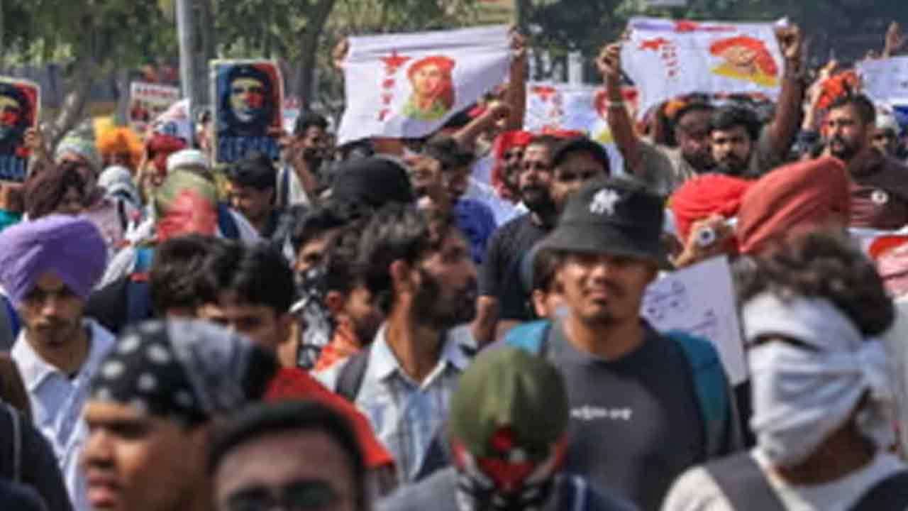 දිනෙන් දින උග්‍ර වෙන කැරපොතු විරෝධතා