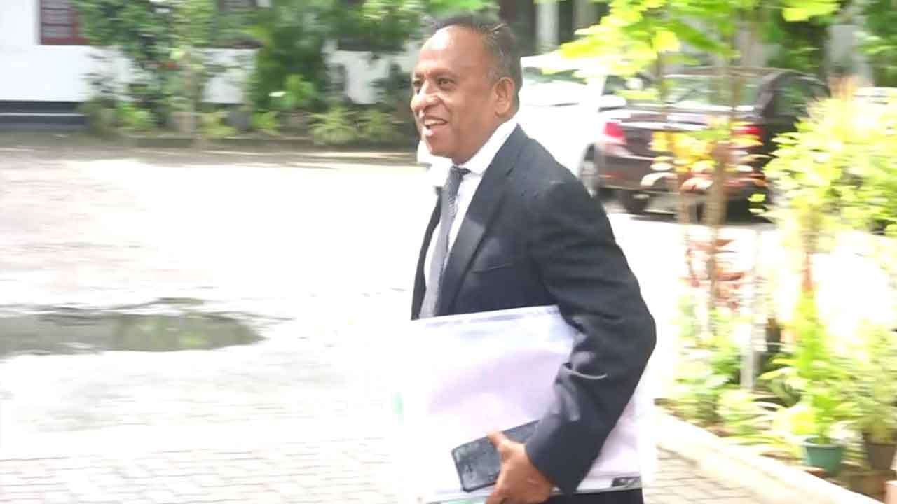 චන්දිම වීරක්කොඩිත් අල්ලස් කොමිසම හමුවට