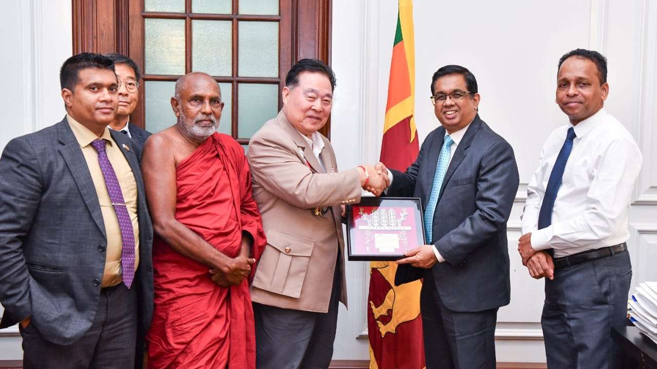 කොරියානු ස්වේච්ඡා සංගමයක නියෝජිත පිරිසක් සහ ජනාධිපති ලේකම් අතර හමුවක්