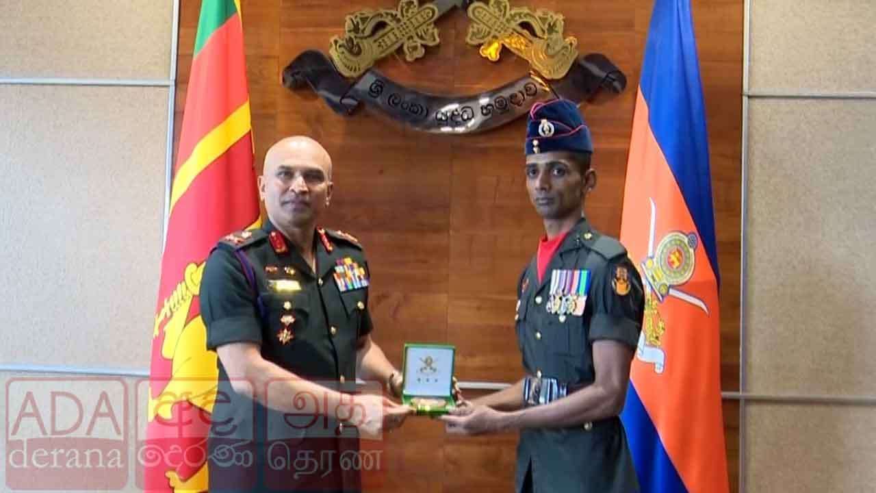 දියේ ගිලෙමින් සිටි සිව් හැවිරිදි දරුවාගේ දිවි බේරාගත් යුද විරුවා
