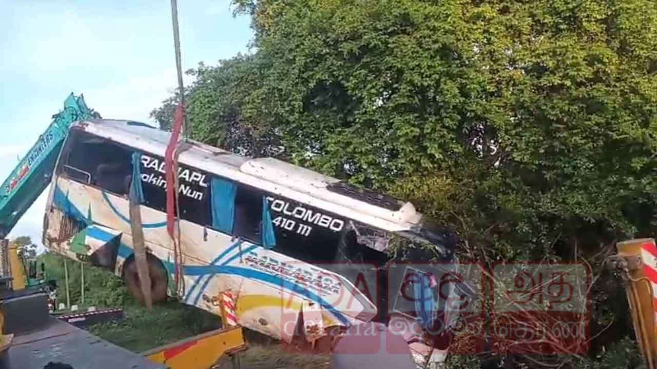 බස් රථයක් පාරෙන් ඉවතට පැන පෙරළී අනතුරක් - 12කට තුවාල