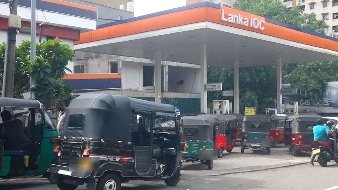 විදුලිය බිඳවැටීමෙන් තෙල් පෝලිම්