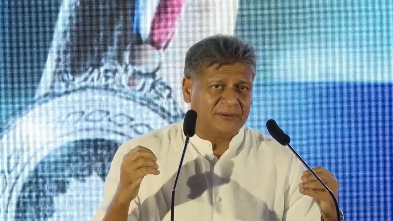 "අහිංසක මිනිසුන්ගේ බදු සල්ලිවලින් භාණ්ඩාගාරය පුරවලා.. රට අඟලක්වත් ඉස්සරහට යන්නේ නෑ" - දිලිත් ජයවීර 