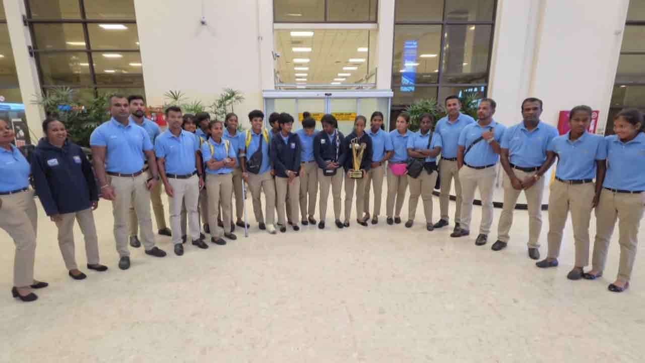 U-19 තුන්කොන් තරගාවලිය ජයගත් ශ්‍රී ලංකා යොවුන් කාන්තා ක්‍රිකට් කණ්ඩායම දිවයිනට