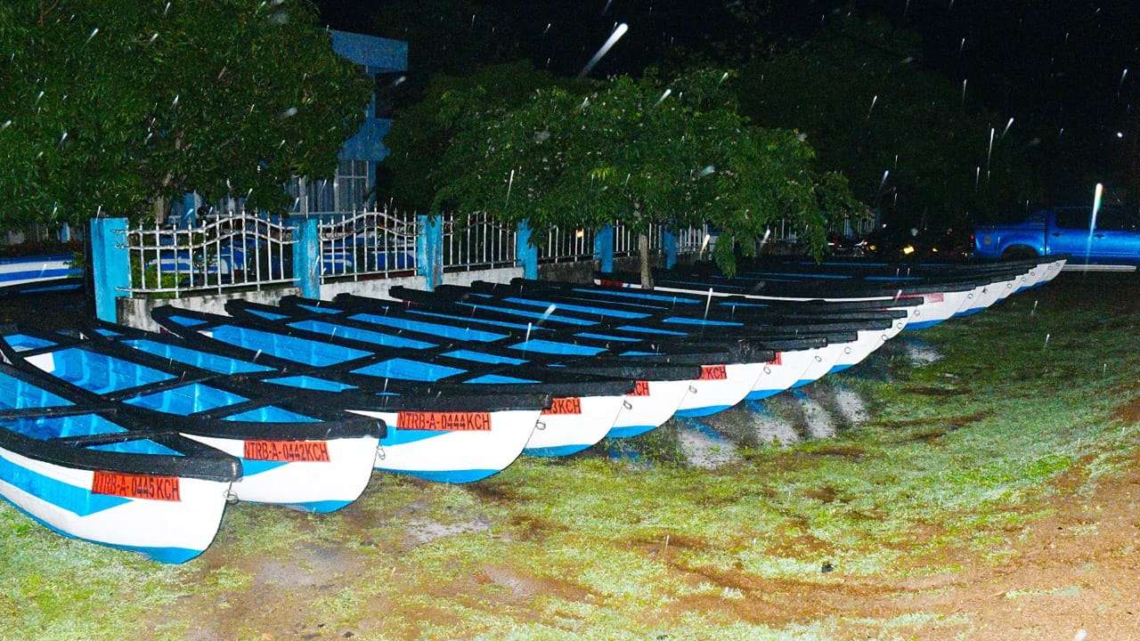 කිලිනොච්චියේ ධීවරයින් 19 දෙනෙකුට සහනාධාර බෝට්ටු