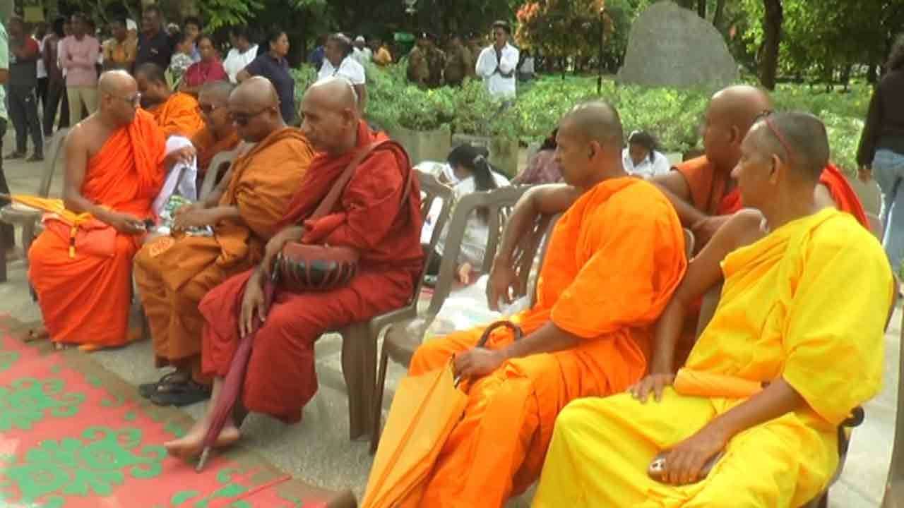 මහ සඟරුවන විහාරමහා දේවී උද්‍යානයේ  ආරම්භ කළ සත්‍යග්‍රහය අද පස්වන දිනටත්