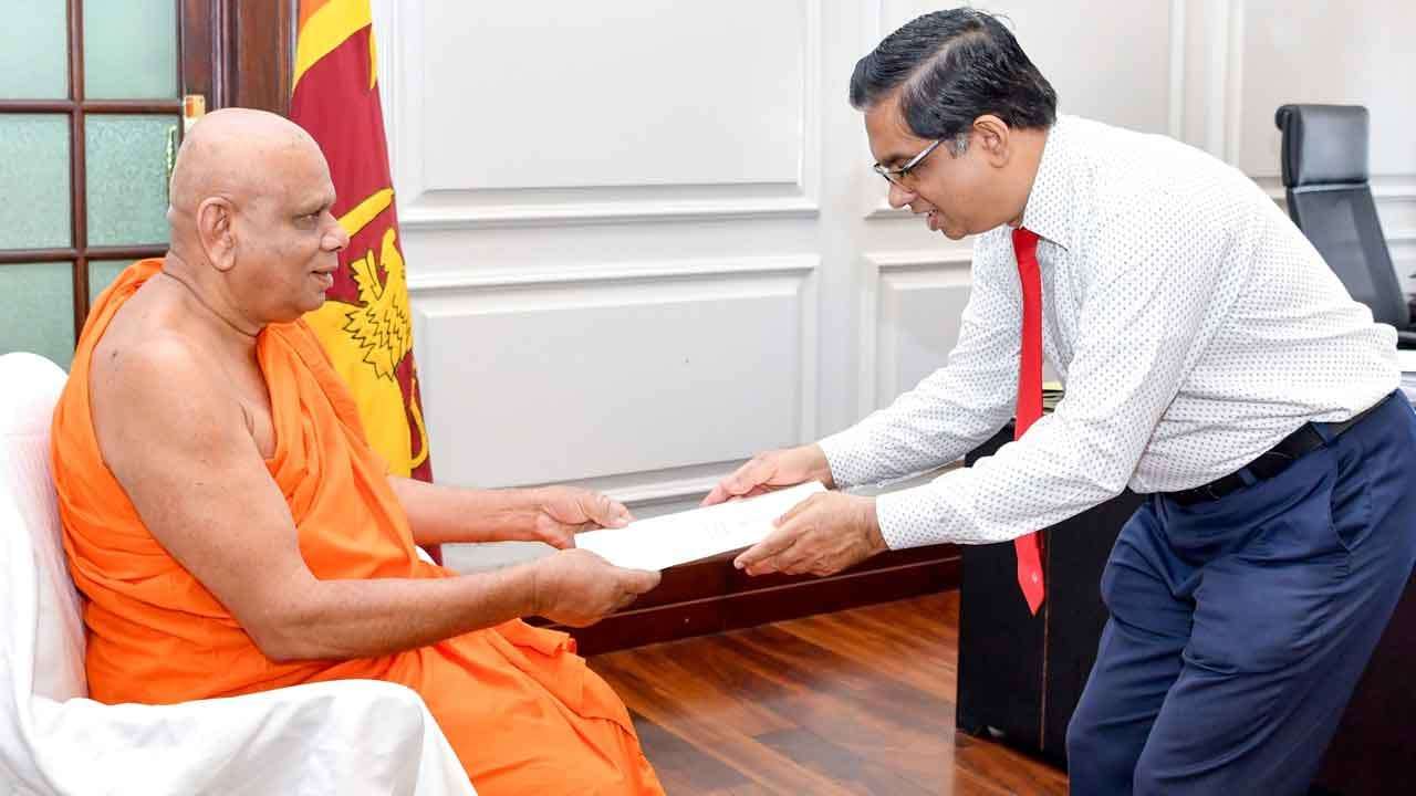 සබරගමුව සරසවියේ නව කුලපති ලෙස ජ්‍යෙෂ්ඨ මහාචාර්ය ගල්ලෑල්ලේ සුමනසිරි හිමි පත්කෙරේ
